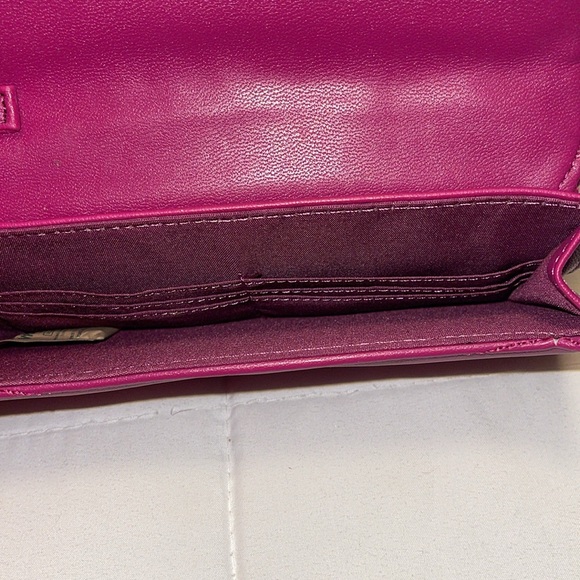 NWT- STEVE MADDEN Dark fuchsia card wallet/ Wristlet - Picture 2 of 4
